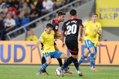 Gus Ledes, d'esquenes a la imatge, durant el duel disputat aquest diumenge a Las Palmas de Gran Canària.