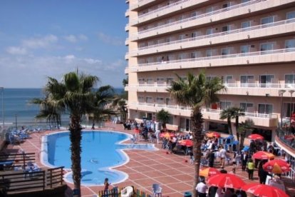 Un hotel de Salou, lleno de turistas.