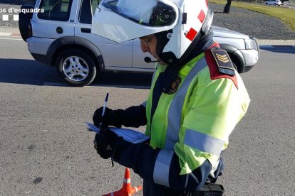 El conductor, al ver el control policial, hizo marcha atrás y estacionó el vehículo en el carril de circulación.