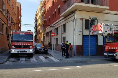 Efectius dels Bombers, Mossos d'Esquadra, Guàrdia Urbana i SEM s'han desplaçat fins al lloc.