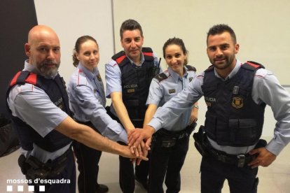 Los seis mossos recaudaron 285 euros que entregaron al matrimonio.