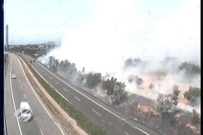 L'incendi ha generat molta fum al costat de l'AP-7.