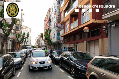 Els Mossos i la Policia Local van escorcollar el domicili i local on s'emmagatzemava i distribuïa la droga.