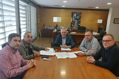 Imatge de la reunió de l'alcalde de Salou, Pere Granados, i representants de