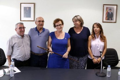 L'alcaldessa de la Bisbal del Penedès, Agnès Ferré -al centre, sostenint la vara-, acompanyada dels regidors del PDeCAT al consistori després del ple extraordinari de la moció de censura.