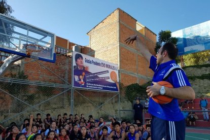 Berni Álvarez mostra als joves com llençar a cistella i com aconseguir la major precisió possible.