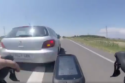 Imagen del vehículo adelantando al ciclista.