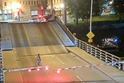 Un instante de la ciclista antes de quedar atrapada.