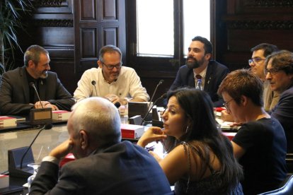 Imatge d'arxiu d ela MEsa del parlament, amb Eusebi Campdepadròs a l'esquerra.