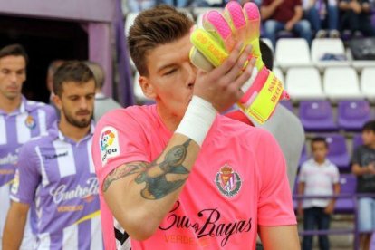 Isaac Becerra sortint per disputar un partit.