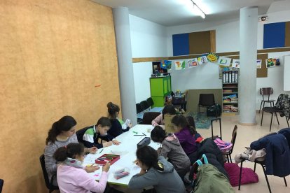 Imagen de archivo de uno de los grupos de niños y niñas que atiende Càritas en la parroquia de Sant Pau.