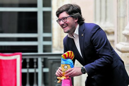 Javier Villamayor, en el Ayuntamiento de Tarragona, con el peluche del Tarracvs que tanto gusta a jóvenes y a mayores.