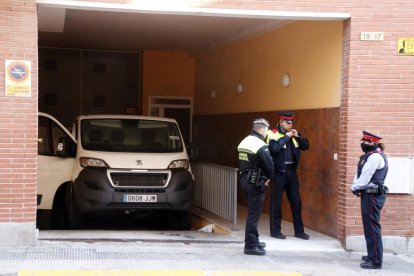 El vehículo funerario delante del edificio donde se produjo el asesinato la mañana del 18 de diciembre de 2016.