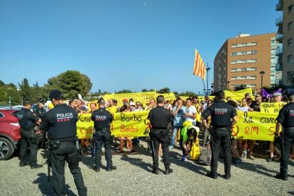 Manifestantes convocados por los CDR de Tarragona delante de un cordón policial al parking del Nou Estadi.