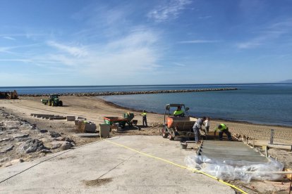 La Brigada Municipal està habilitant una escala de formigó per facilitar l'accés a la Platja de l'Arenal.