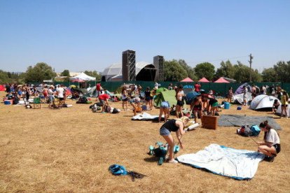 Los jóvenes acampando en el recinto de la Acampada Jove de Montblanc.