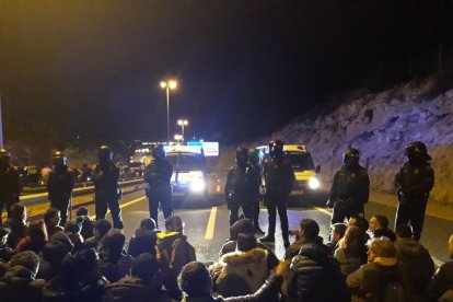 Els efectius dels Mossos d'Esquadra han intentat disoldre a protesta.