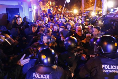 Moment de tensió entre els manifestants i els Mossos.