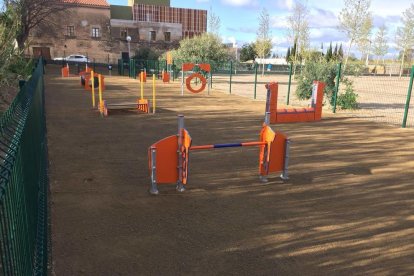 La zona d''agility' es troba al Camí vell de Reus, davant del Mas de l'Hort de l'Abeurador.