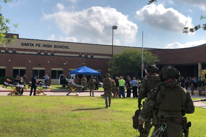 Imatge de l'exterior de l'escola en el moment en el que intervenien les forces de seguretat.