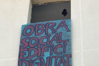 Cartel que han colocado les ocupas en el edificio abandonado.