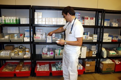 Un médico en el dispensario médico de la Villa Mediterránea de Tarragona 2018, en el Centro de Convenciones de PortAventura.