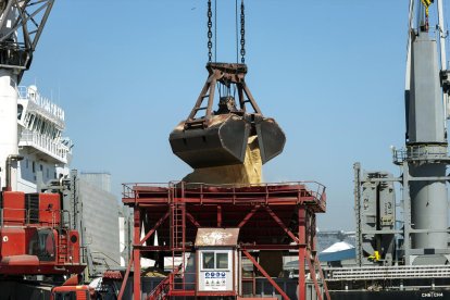 Plano general de las instalaciones del puerto de Tarragona en una de las cargas o descargas de los productos movidos.