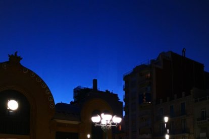 Imagen de la emblemática farola iluminada en la plaza Corsini.