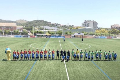 Los combinados de España y Argelia al inicio del encuentro disputado en Calafell.