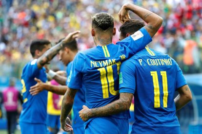 Coutinho y Neymar celebrando el primer gol contra Costa Rica.