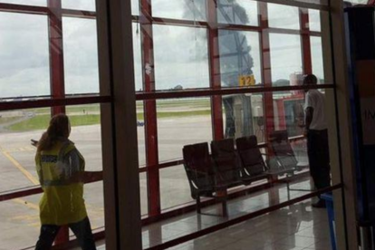 Imagen de la columna de humo visible desde el aeropuerto.