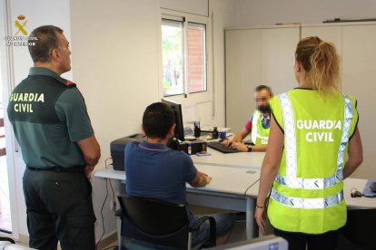 Agentes de la Guardia Civil en la operación 'Mister Pan'