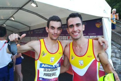 Gerard escarrega, acompañado de su guía, Guillermo Rojo.