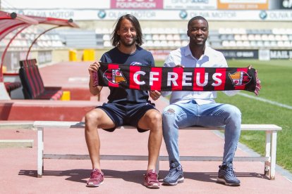 El mediocampista Mario Ortiz y el lateral Shaq Moore, en su presentación en el Estadi Municipal.