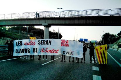 Un grup d'estudiants tallant l'A-7 en favor de la vaga del 26-A.