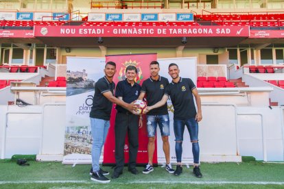 Luís Suárez, el presidente Josep Maria Andreu, Manu del Moral y David Rocha, pisaron el nuevo césped del Nou Estadi.