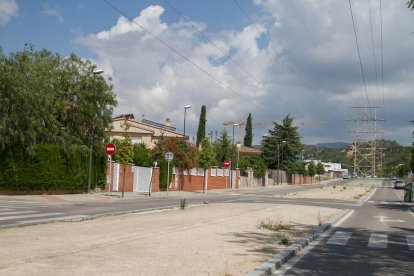 La avenida de las torres, donde se hace más visible la presencia de la línea eléctrica.