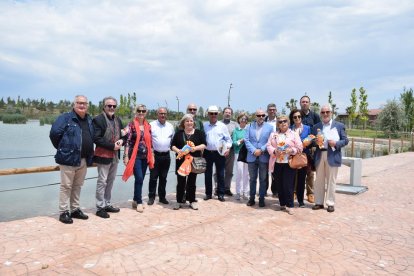 Els integrants del Senat amb el llac de l'anella al fons