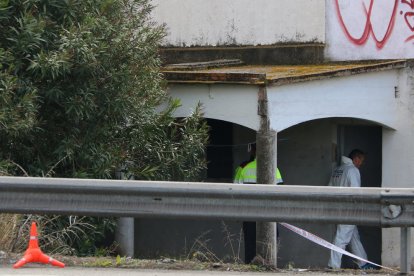 Imatge els Mossos d'Esquadra a la porta d'entrada de la masia de Tarragona.