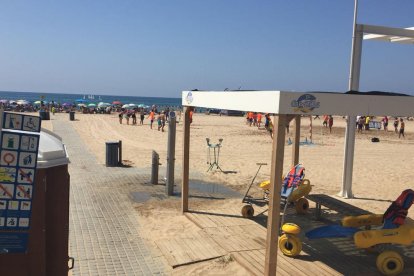 Los usuarios con movilidad reducida pueden disfrutar de la playa y del baño con silla anfibia en 3 zonas diferentes de Cambrils: Poniente, Centro o Levante.