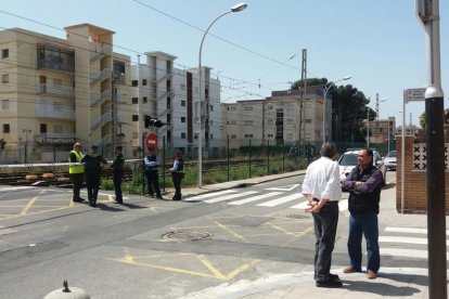 L'atropellament s'ha produït al pas a nivell del carrer Guillem de Claramunt.