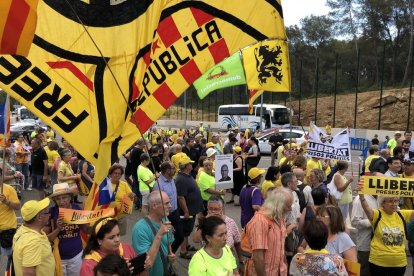 Imagen de los primeros concentrados para dar apoyo a la expresidenta del Parlament, Carme Forcadell.