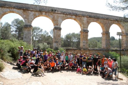 Els participants de la caminada al Pont del Diable