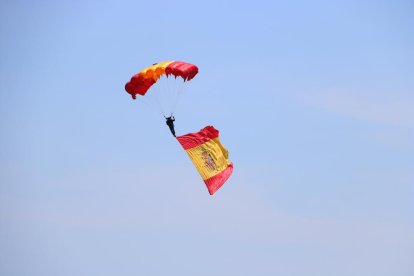 Pla general d'un dels membres de la Patrulla Acrobàtica de Paracaigudistes de l'exèrcit espanyol en l'actuació a Tarragona.