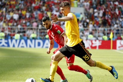 Anice Badri, de Túnez, lucha con el belga Thomas Meunier.