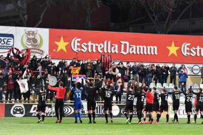 Jugadors i aficionats roig-i-negres van tornar a celebrar junts la victòria, una imatge que feia temps que no es veia.