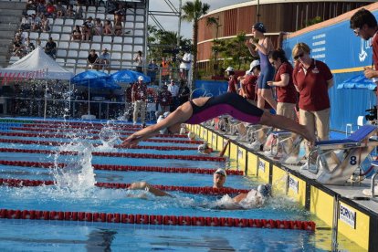 Una de les nadadores per Grècia llençant-se a la piscina