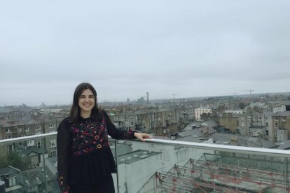 Caterina Peraire y, en el fondo, una panorámica de Dublín.