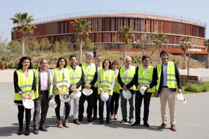 Inés Arrimadas, al centre, acompanyada de regidors, diputats del partit i de Javier Villamayor, ahir durant la visita a l'Anella.