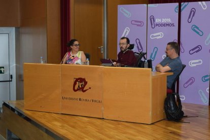 Pablo Echenique i Xavier Domènech a la taula de ponència de l'Aula Magna